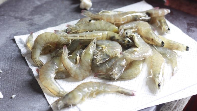 简单易操作吃起来酥脆的油焖大虾,处理好的虾过遍水，放厨房用纸上吸去多余水分