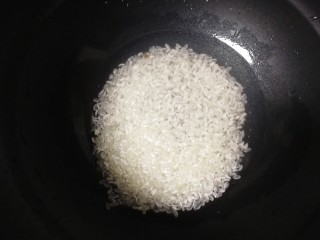 香菇滑鸡粥,半盒大米洗净，放入电饭煲中。