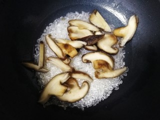 香菇滑鸡粥,放入切片的香菇。