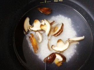 香菇滑鸡粥,加入适量清水。
