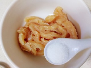 香菇滑鸡粥,厨房纸包裹攥干水份，放入半小勺盐