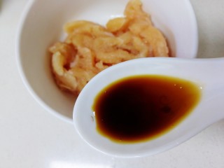 香菇滑鸡粥,半汤匙生抽，让鸡肉入味。