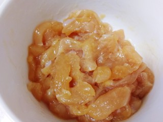 香菇滑鸡粥,拌匀腌制入味。