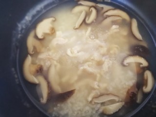 香菇滑鸡粥,筷子把肉划散。
