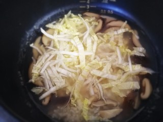 香菇滑鸡粥,放入切好的白菜芯，盖上盖子煮到时间即可。