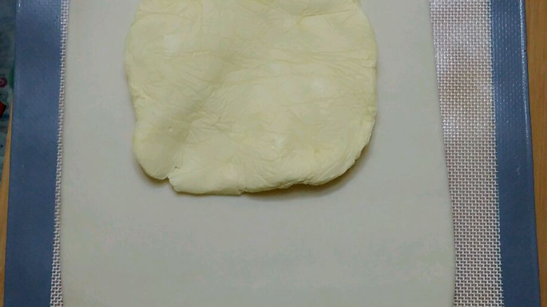金砖面包,(黄油提前放入保鲜袋中，室温软化擀成片放冰箱冷藏)放在擀好的长方型面片上。