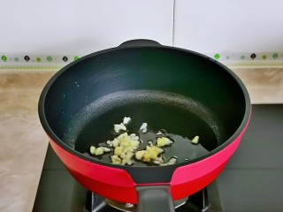 西葫芦炒火腿,起油锅，加入蒜末炒香。
