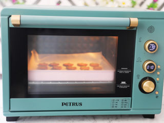 草莓曲奇饼干,放入预热好的柏翠烤箱，上下火170度，中层烘烤10分钟左右