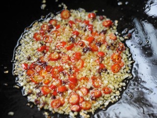 剁椒蒸排骨,锅中加油，用小火把姜末，蒜末，花椒，炒香，再加入小米辣炒出辣味