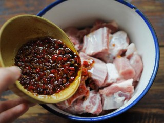 剁椒蒸排骨,把腌制排骨中的葱姜拣出去，把炒好的剁椒料汁倒进去。