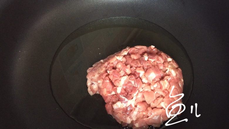 香菇牛肉酱,油锅烧热，放入牛肉丁