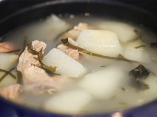 海带炖排骨,炖好后的汤浓郁雪白，清甜不腻，加入盐调味上桌。