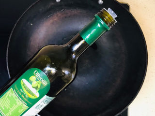 蒜蓉蚝油生菜,准备蒜蓉蚝油汁，冷锅烧热后，倒入橄榄油