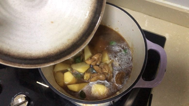 鸡腿炖土豆,加一碗水小火炖30分钟，铸铁炖锅非常省火，小火炖即可