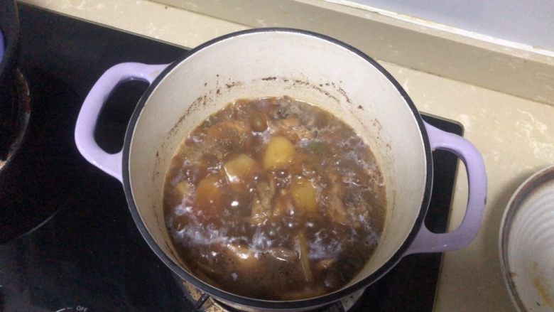 鸡腿炖土豆,30分钟后开大火收汁
