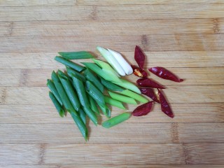 莴笋炒腊肉,小葱和干红辣椒分别切成段。