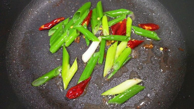 莴笋炒腊肉,利用腊肉里面煎出来油，炒香小葱和干红辣椒。