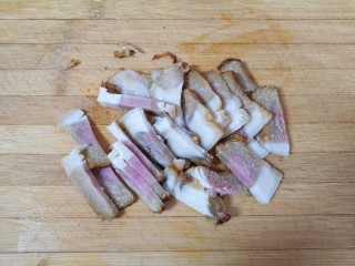 莴笋炒腊肉,腊肉用水煮一下晾凉，切成片。