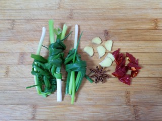 海带炖排骨,小葱打成结，生姜切成片，干红辣椒切成段，准备好八角。