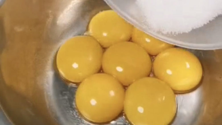虎皮蛋糕卷,蛋黄中加入35克砂糖，用打蛋器搅打