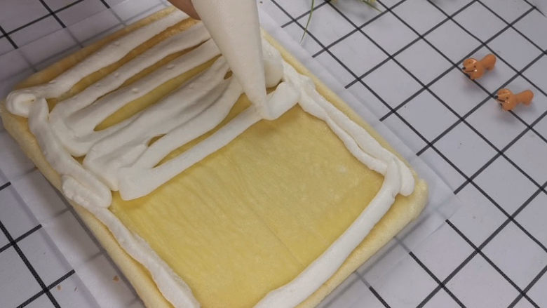 虎皮蛋糕卷,最后就是组装了，先给蛋糕体抹上奶油
