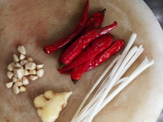 泡椒猪肝,准备辅料，泡姜切丝，大蒜切片，泡椒切斜刀，白芹菜切段