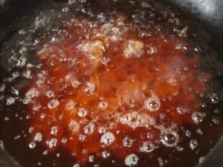 泡椒猪肝,油温烧至5成热，放入腌制好的猪肝过油，油温不要烧太高，炸l5秒即可捞出。
