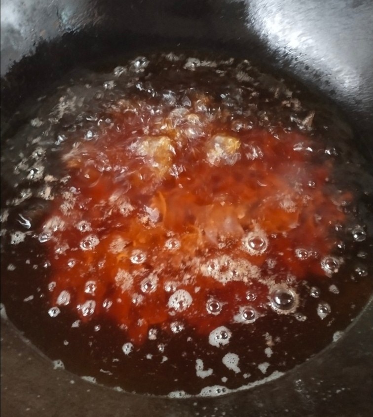 泡椒猪肝,油温烧至5成热，放入腌制好的猪肝过油，油温不要烧太高，炸l5秒即可捞出。