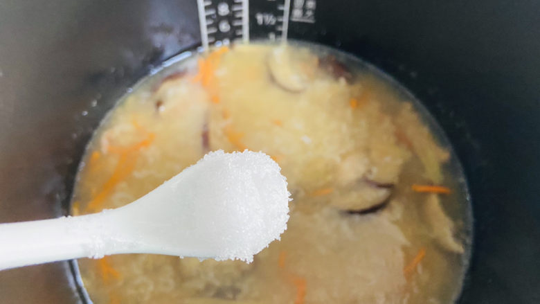 香菇滑鸡粥,根据个人口味加入适量盐