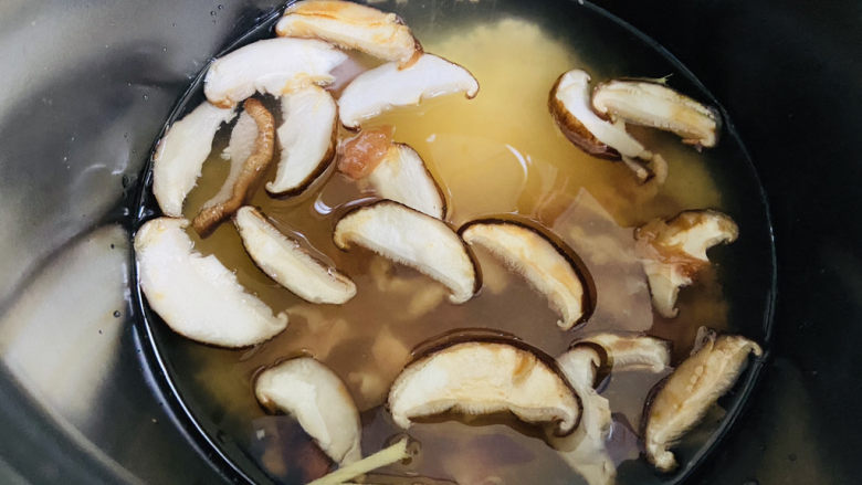 香菇滑鸡粥,加入足够的热水，水量根据个人喜好选择
