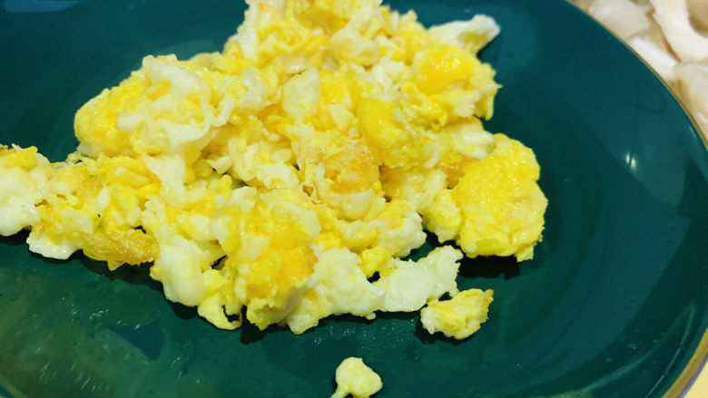 平菇炒鸡蛋,速炒鸡蛋，鸡蛋炒熟先盛入一个碗内