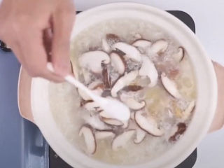 香菇滑鸡粥,出锅前少量盐，和白胡椒粉调味即可