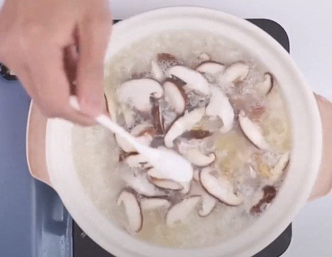 香菇滑鸡粥,出锅前少量盐，和白胡椒粉调味即可