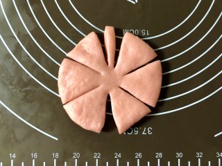 软萌可爱的蝴蝶结面包，不用模具就能做,如图，左、右侧各切两刀，两边各平均分成三份。