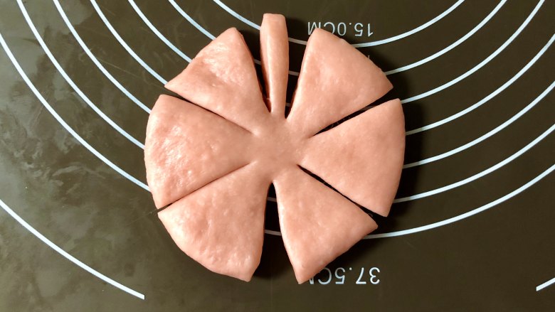 软萌可爱的蝴蝶结面包，不用模具就能做,如图，左、右侧各切两刀，两边各平均分成三份。