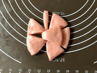 软萌可爱的蝴蝶结面包，不用模具就能做,如图，取左边中间的那片，向右折叠过去，然后把上下两片紧挨着摆在一起。