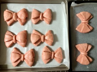 软萌可爱的蝴蝶结面包，不用模具就能做,所有的面团用同样的方法做好造型，下面垫油纸，放入烤盘里。