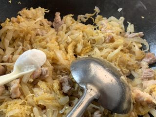酸菜炖羊肉,放盐