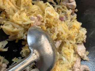 酸菜炖羊肉,放胡椒粉