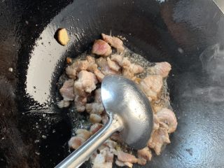 酸菜炖羊肉,放油姜