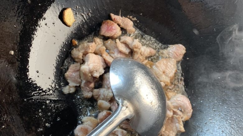 酸菜炖羊肉,放油姜
