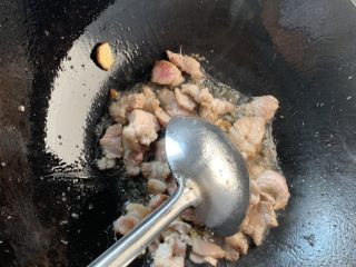 酸菜炖羊肉,放肉