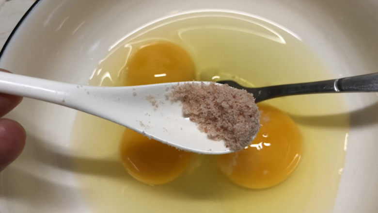 平菇炒鸡蛋,加入适量的盐