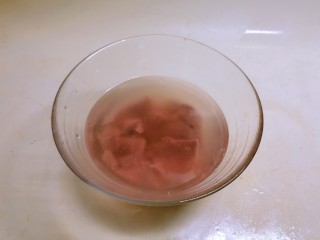 麻油猪肝,用清水清洗 浸泡
