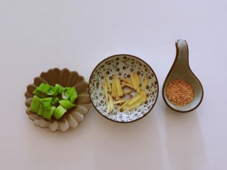 麻油猪肝,辅料准备好:葱切小段 姜切丝 准备好熟芝麻。