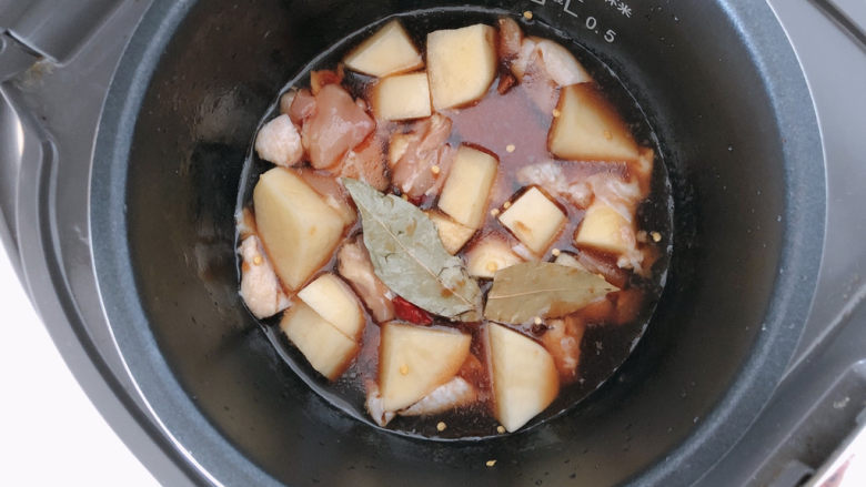 鸡腿炖土豆,放入电饭煲里炖煮1小时。