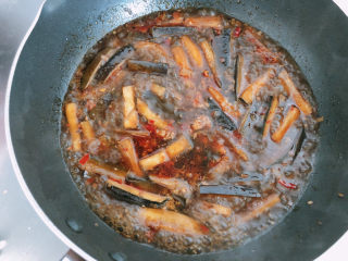 茄子焖面,加入清水，盖上锅盖大火焖煮5分钟左右。