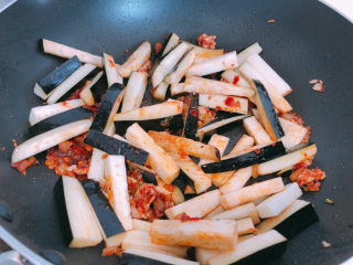 茄子焖面,加入茄条，豆瓣酱，继续翻炒。