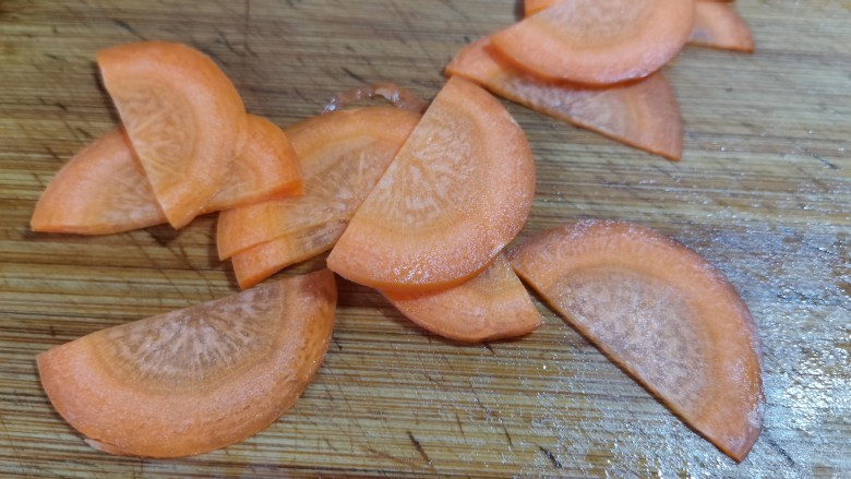西葫芦炒火腿,胡萝卜也切成薄片。