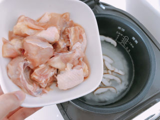 香菇滑鸡粥,加入鸡肉。